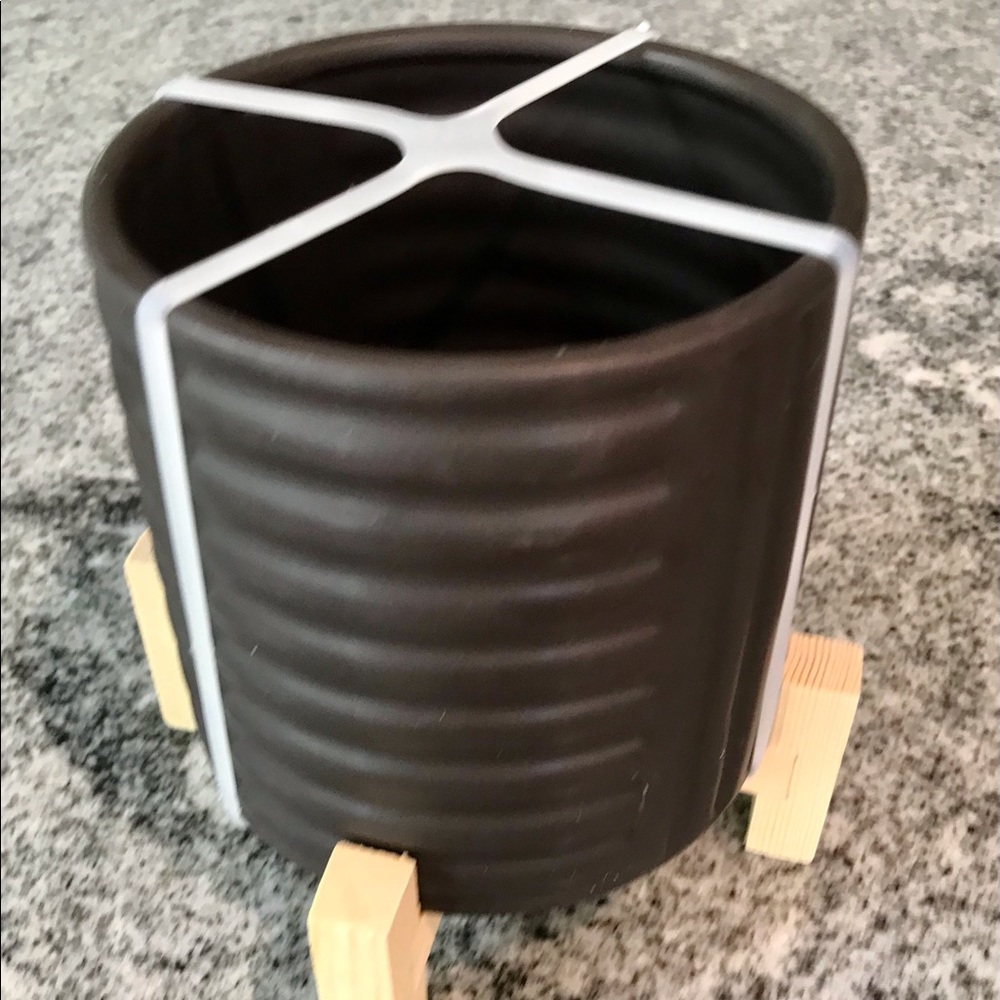 New black ceramic planter
